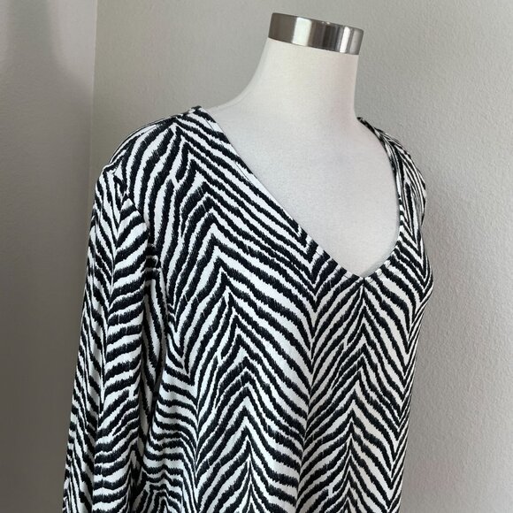 Susan Graver Weekend Womens Plus 2X Zebra Print V Neck Tunic Top Liquid Knit - Picture 2 of 9